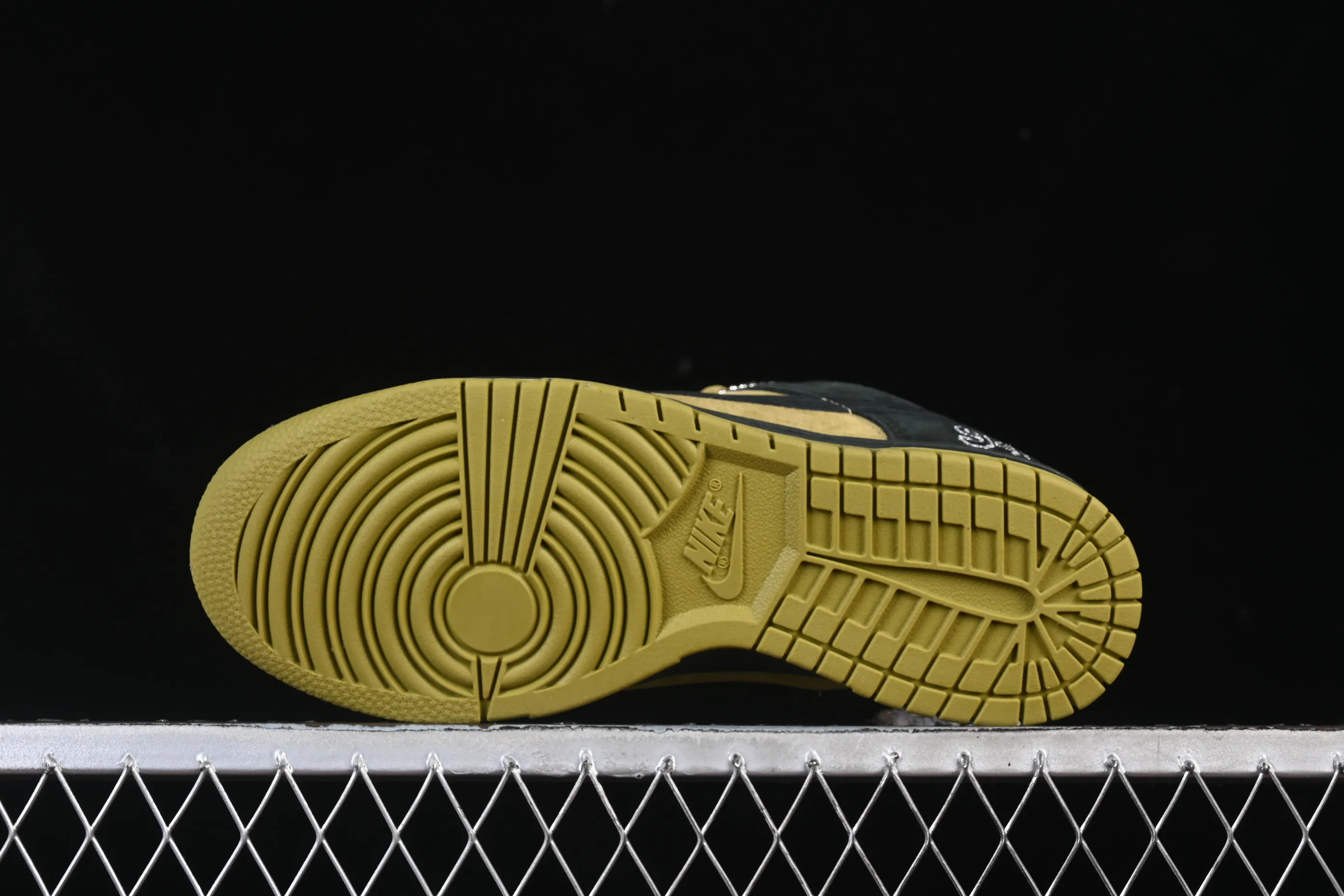 All Categories Nk SB Dunk Series Nk SB Dunk Low Low-top sneakers Supreme x Nike Dunk SB Dunk Low joint brown and yellow low-top casual skateboard shoes HQ8487-300